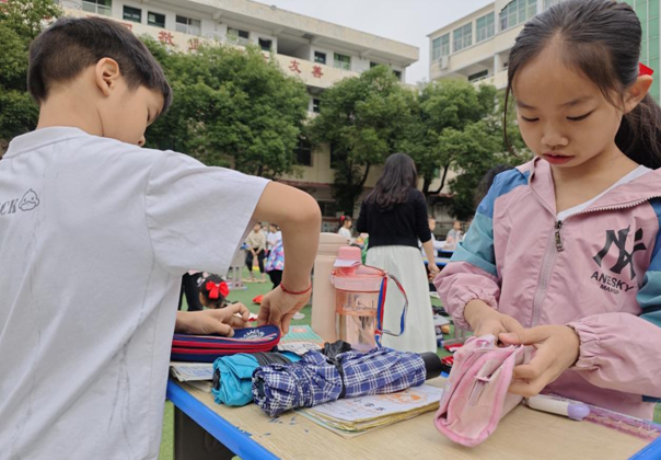 上犹县第一小学：巧手展风采 劳动促成长