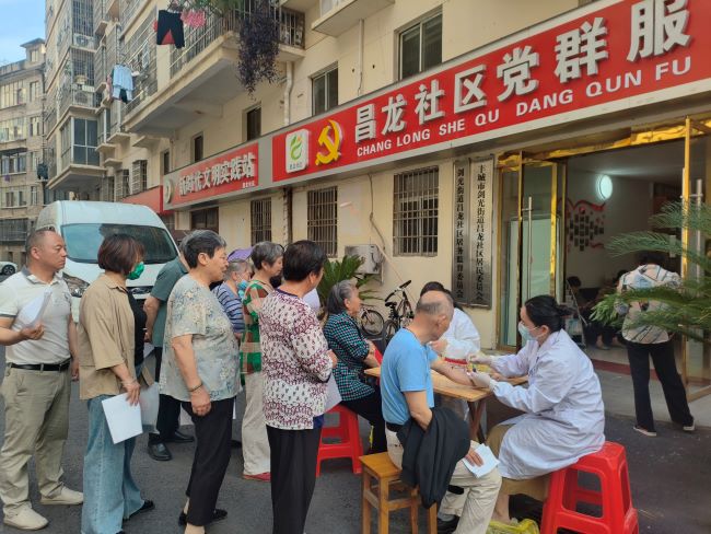 丰城市剑光街道昌龙社区：健康义诊进社区 温情服务暖人心