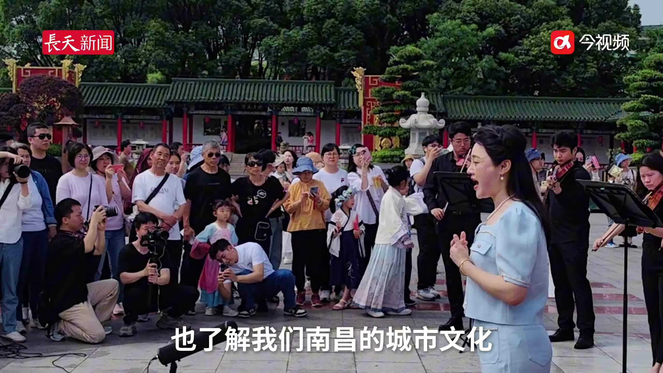 南昌交响乐团滕王阁快闪，《我和我的祖国》引游客大合唱