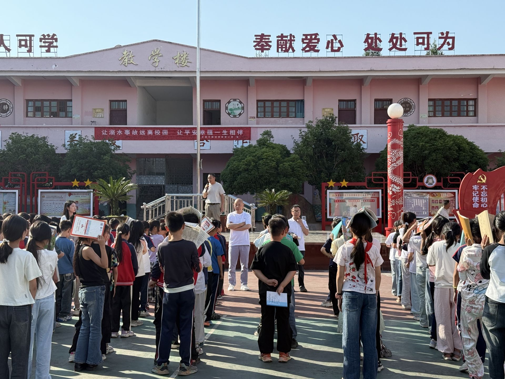 乐安县申银万国招携希望小学开展“5.12”防震应急疏散演练活动