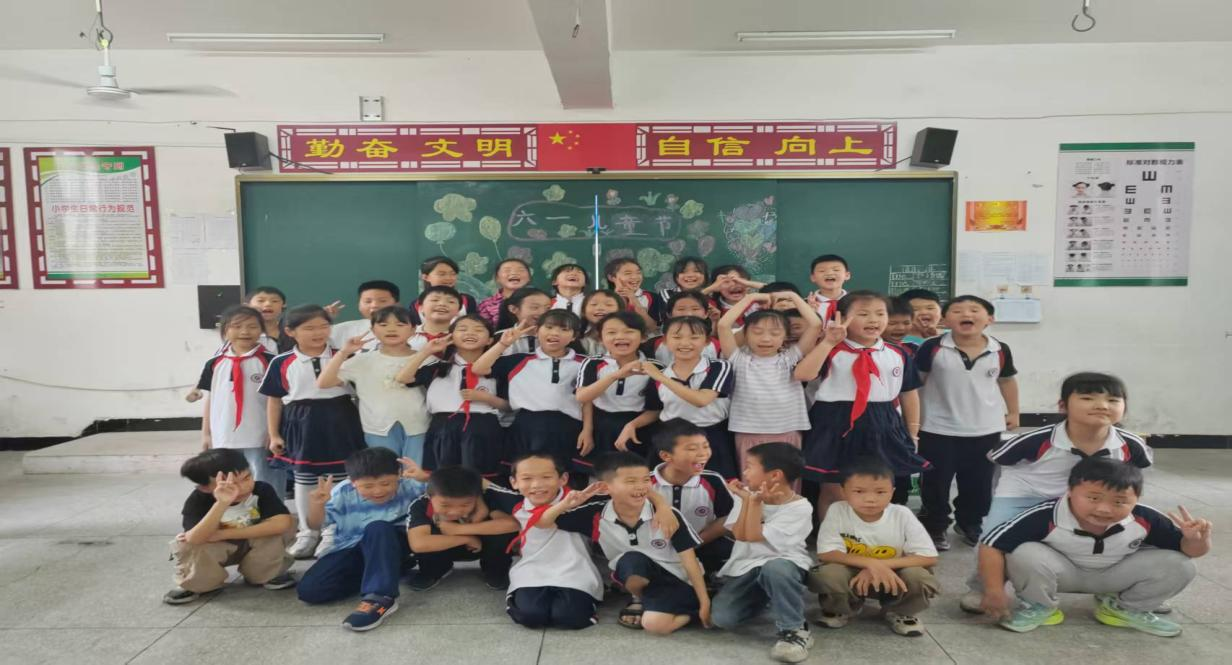 童趣无限 快乐“童”行——崇仁县第五小学关工委开展庆“六一”活动