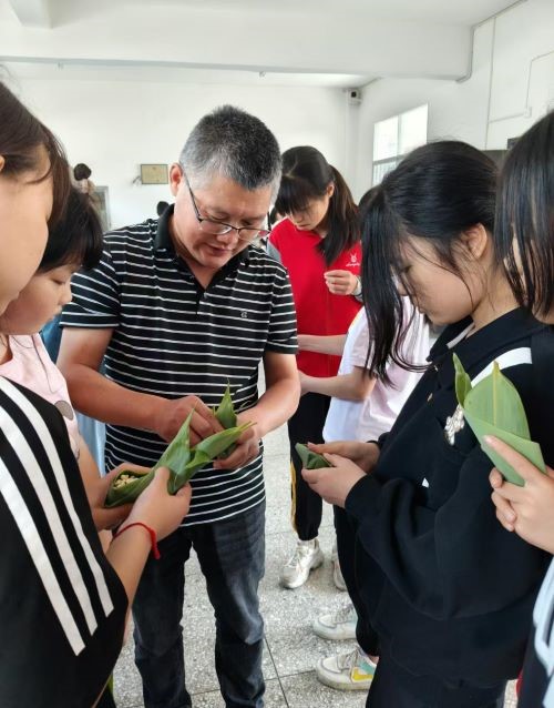 万载县罗城镇南垣小学：小手包粽香 童心品端午
