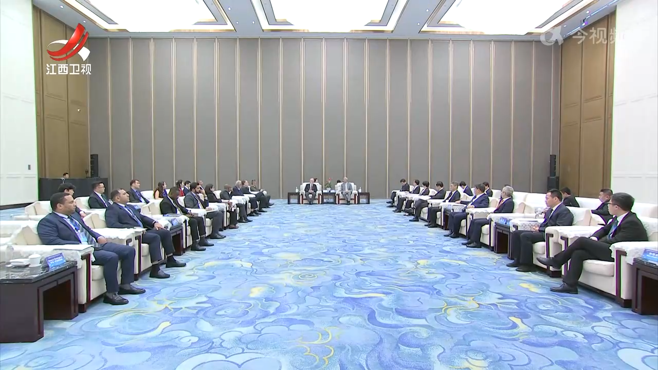 尹弘会见出席2025战略传播论坛驻华使节