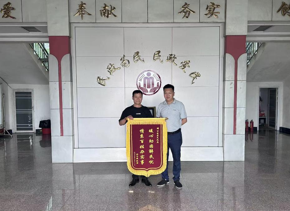 泪目锦旗背后的生命逆袭：万载民政用政策暖流重燃癌症患者希望
