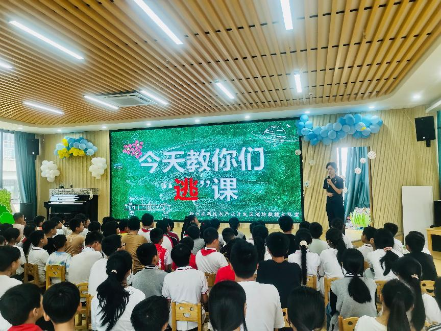 抚州高新三小邀请区消防救援大队来校开展防溺水与消防知识宣讲