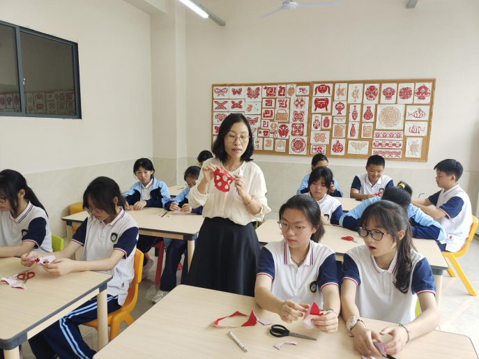 绿茵剪影展风采，传统文化润心田 ——九江市第三中学举办剪纸活动