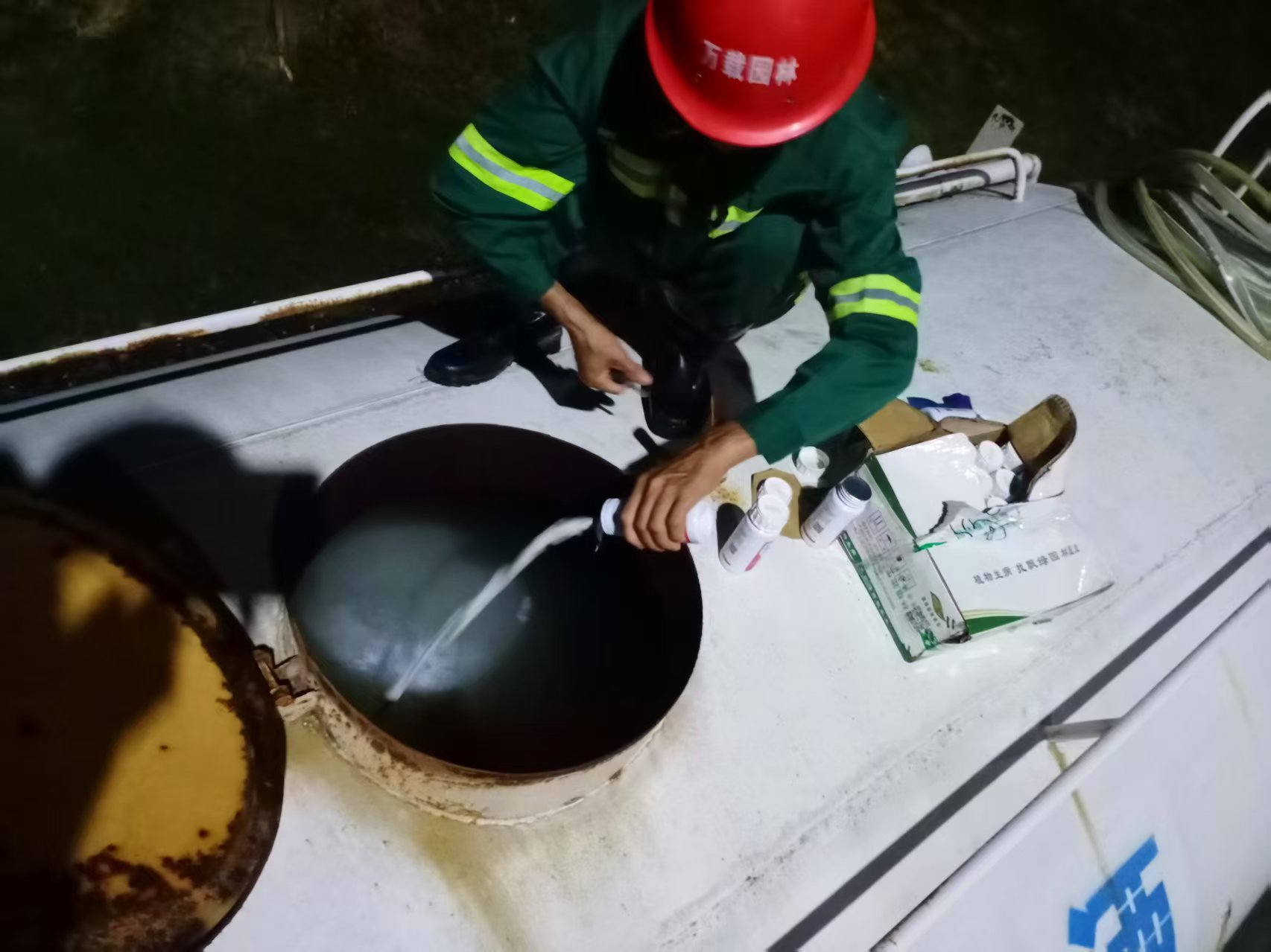 江西万载：夜间消杀护绿荫 守护城区“生态绿”