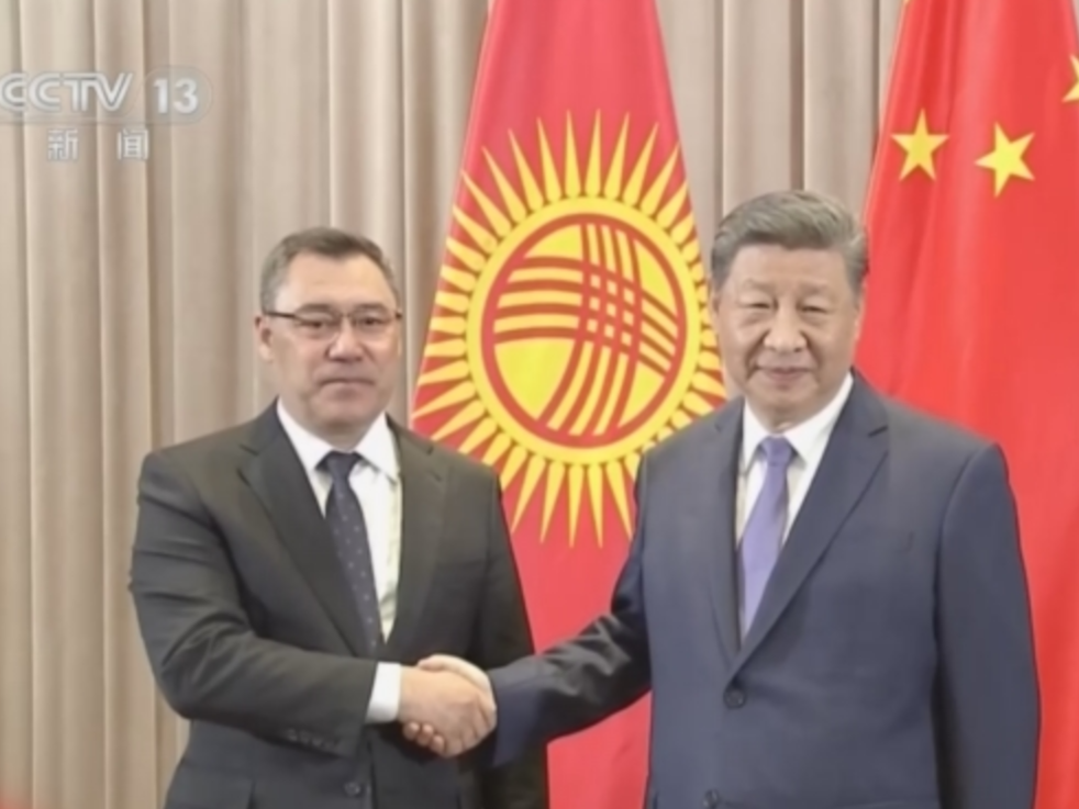 习近平会见吉尔吉斯斯坦总统扎帕罗夫