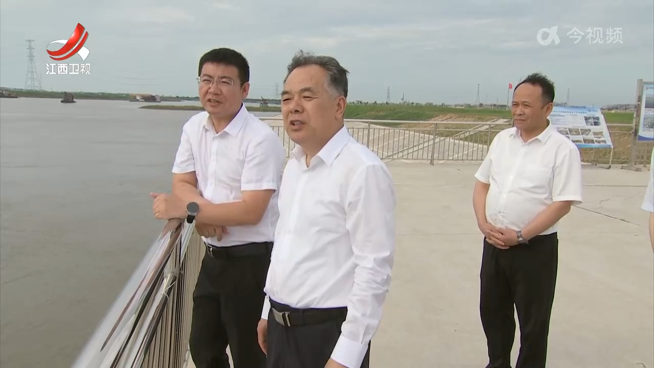 陈永奇在赣江巡河