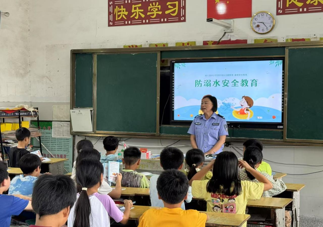 法治副校长进校园 共筑防溺水“安全墙”——崇仁县巴山镇中心小学关工委开展防溺水专题宣讲活动