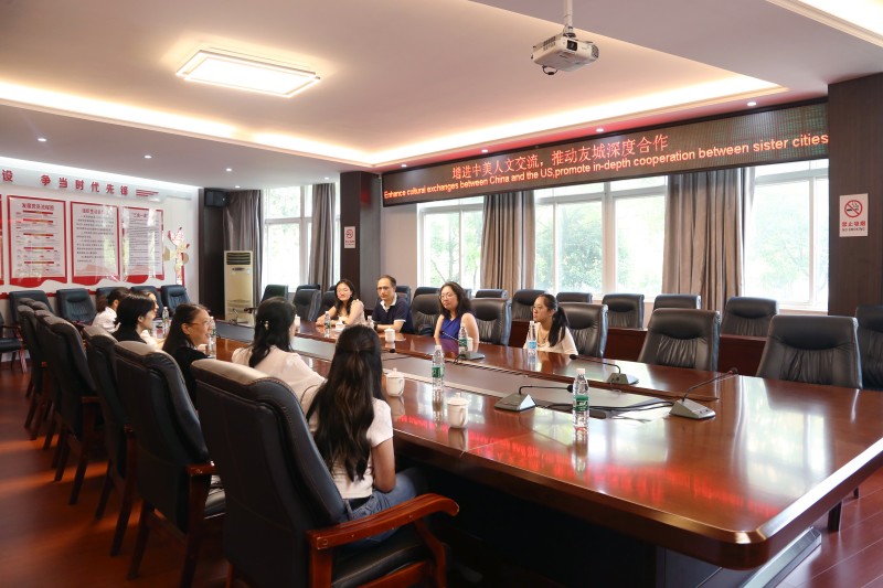美国路易维尔市友好城市协会主席赵晓音到九江外国语学校交流访问