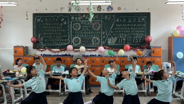 童心绽放 欢乐“童”行——上高县镜山小学六一班级联欢会精彩纷呈