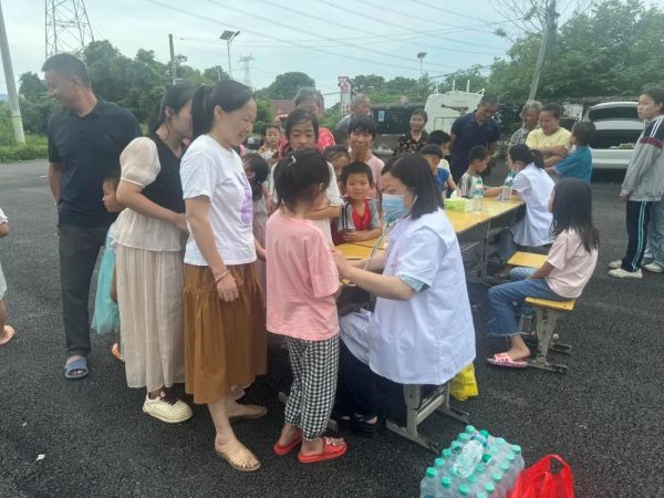 六一儿童节 高安市中医院为乡镇儿童送“健康礼包”