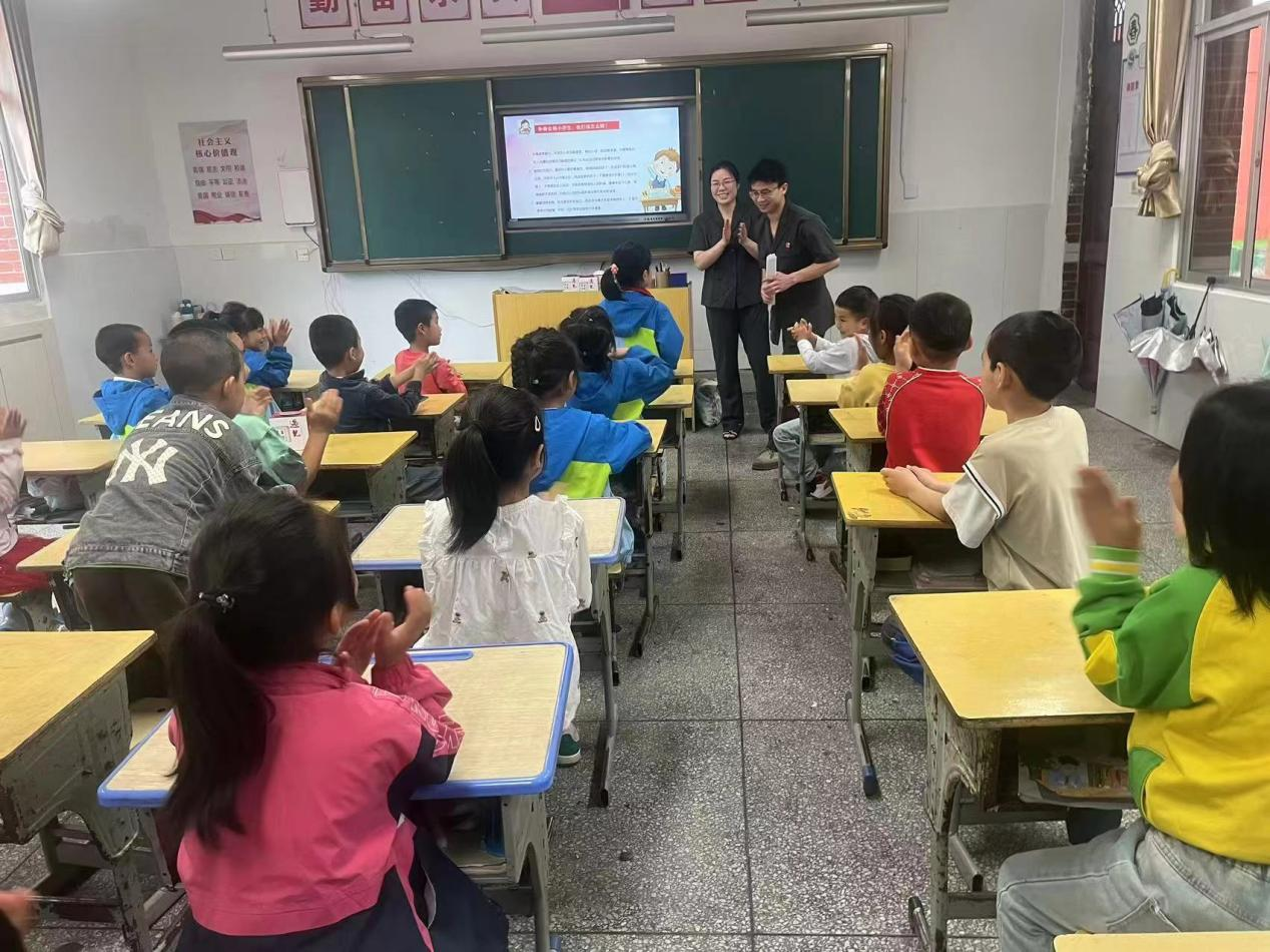 播撒法治种子润童心
