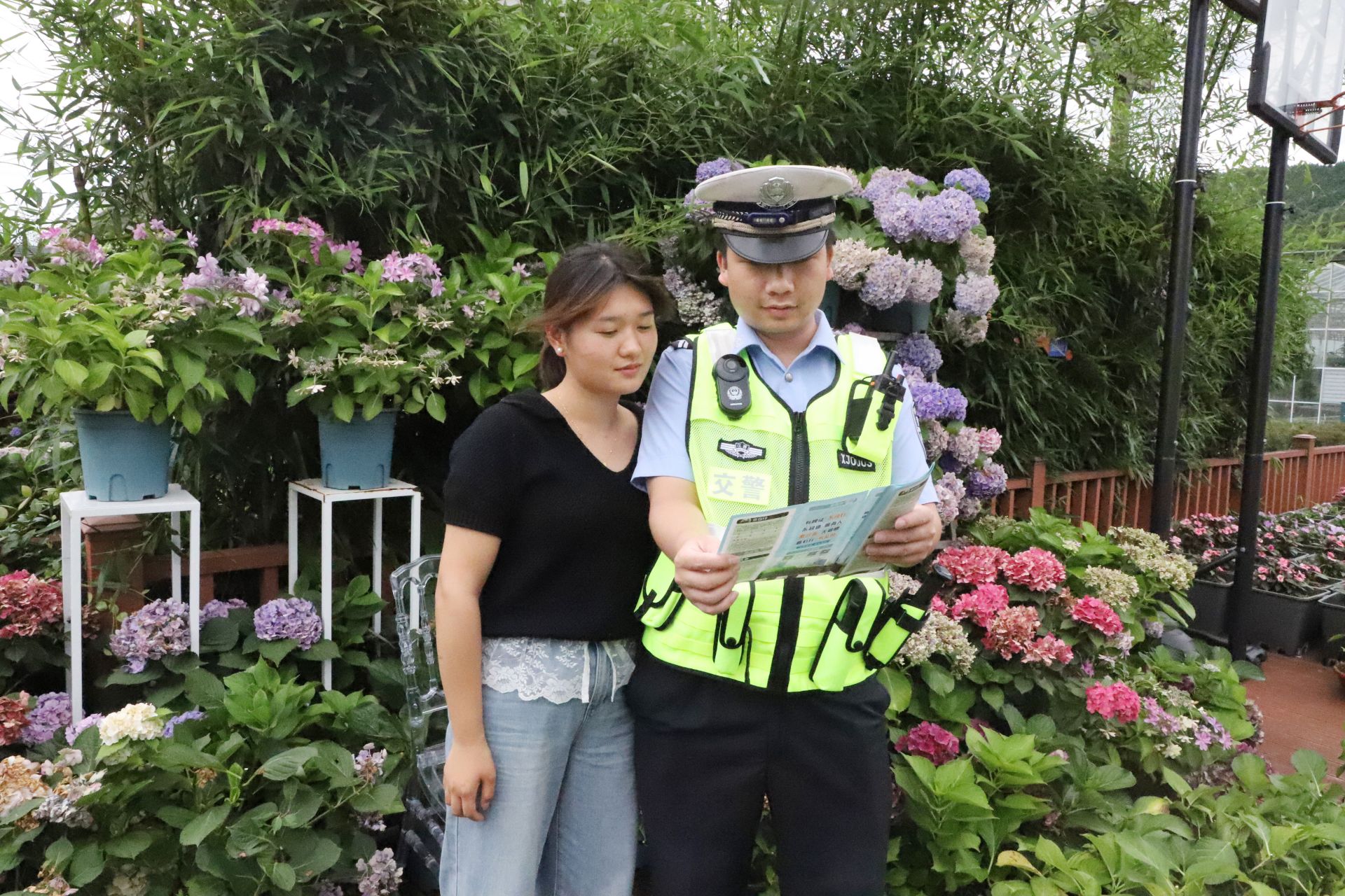 武功山交警在景区开展 “一盔一带” 交通安全宣传