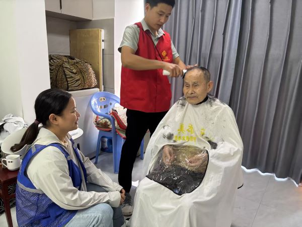 宜丰县城东社区：爱心理发进家门 贴心服务暖民心