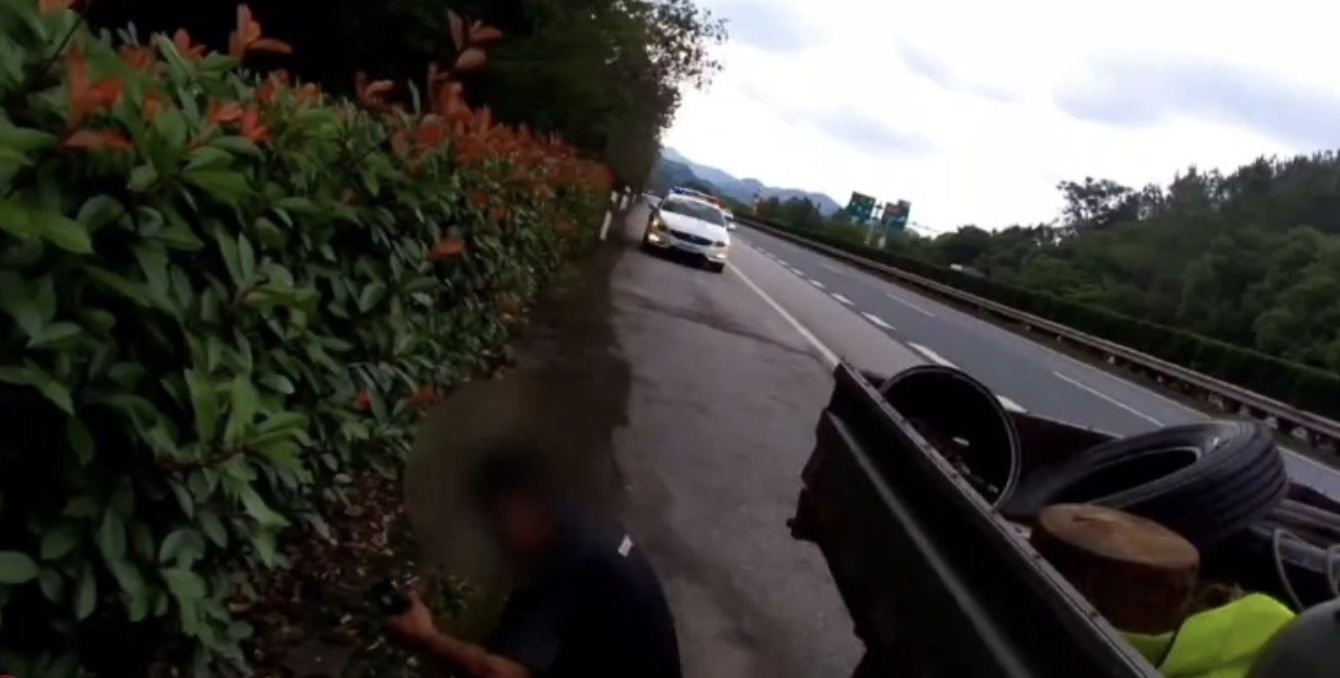 货车司机高速突发低血糖 江西交警紧急救助化险情