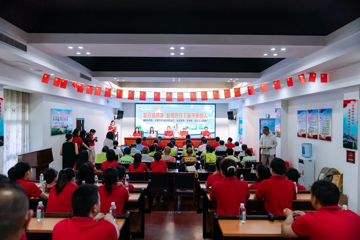 江西萍乡：为城市高温下的坚守者撑起 “清凉伞”