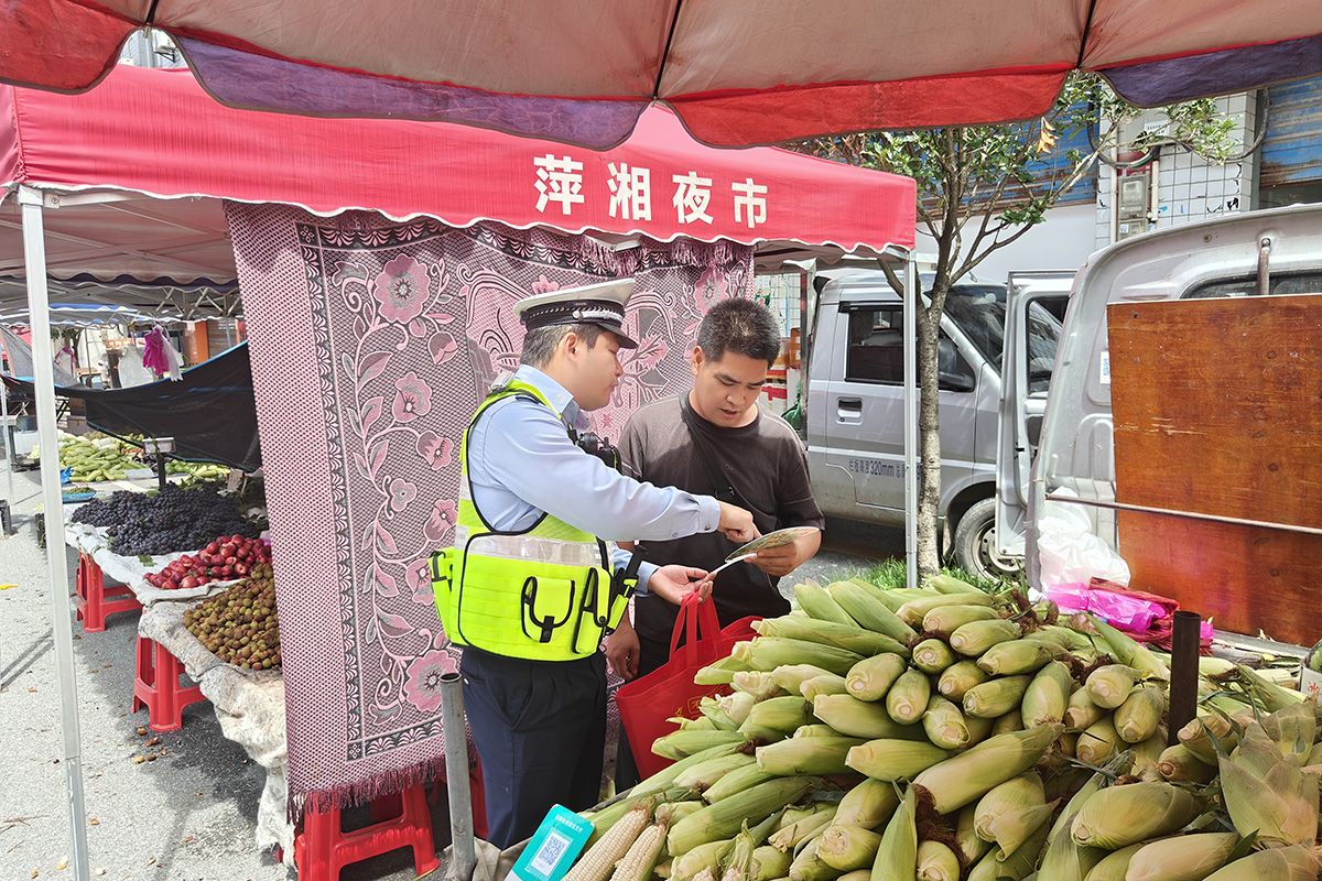 安全生产月丨交警宣传“零距离”  安全出行在心间
