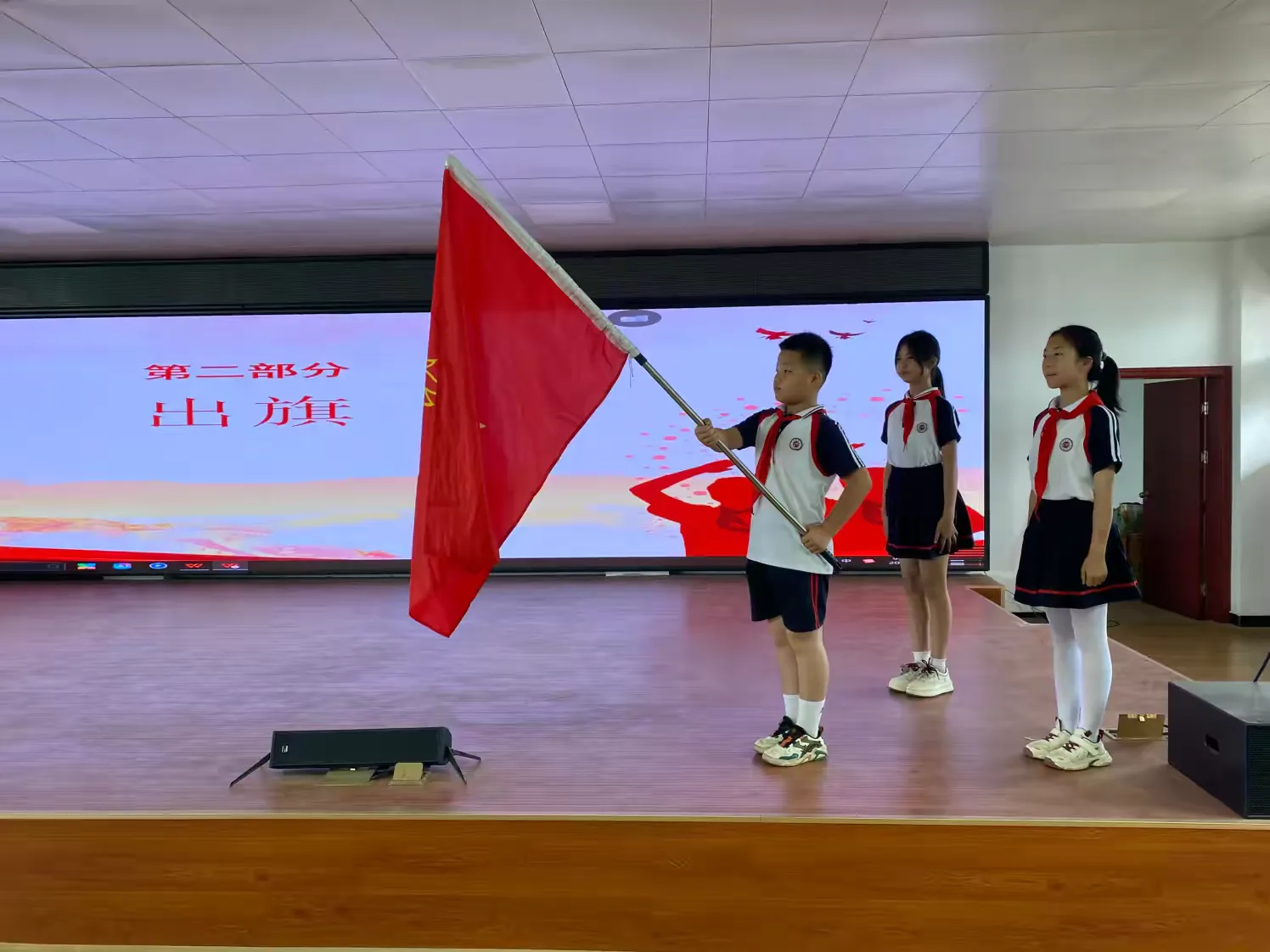 牢记党的教导 争做强国少年——崇仁县第四小学举办少先队入队仪式