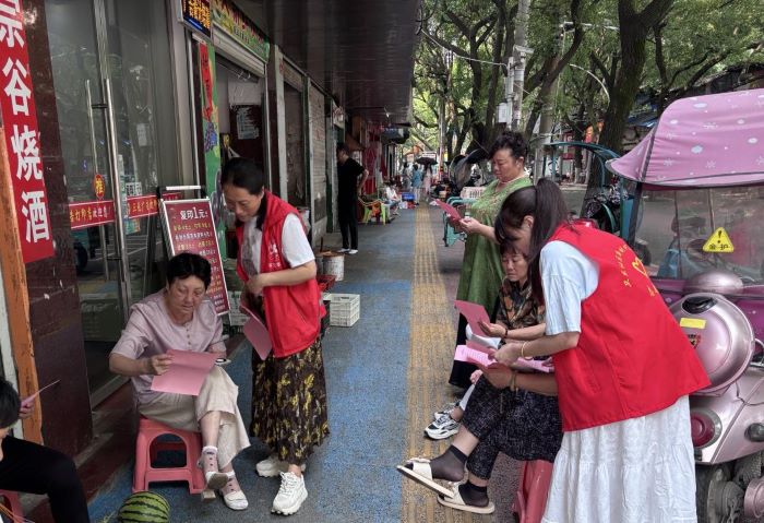 丰城市剑光街道卫东社区开展野生蘑菇禁采禁食宣传活动