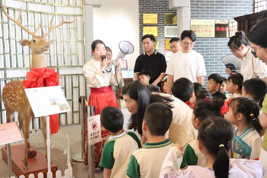 建昌百草迎端午 非遗药韵润童心——南城县登高幼儿园走进建昌帮开展亲子研学活动