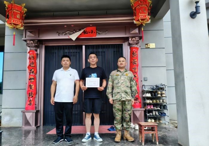 宜春市袁州区南庙镇开展“喜送光荣之家牌与入伍通知书”活动