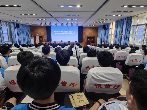 点亮校园科学之光 高安市吴有训科教馆开展2025赣鄱科学家精神宣讲活动