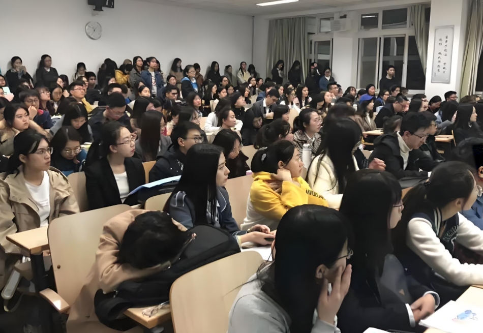 邮储银行景德镇市分行创新开展高校“阳光信贷+征信”课堂