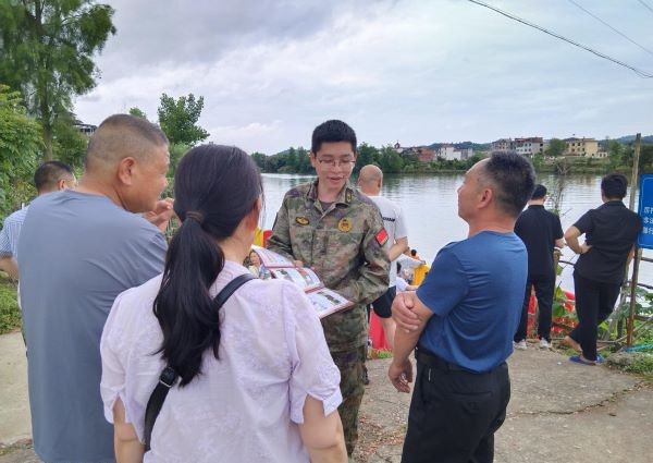 宜春市袁州区西村镇：龙舟竞渡迎端午 征兵宣传正当时