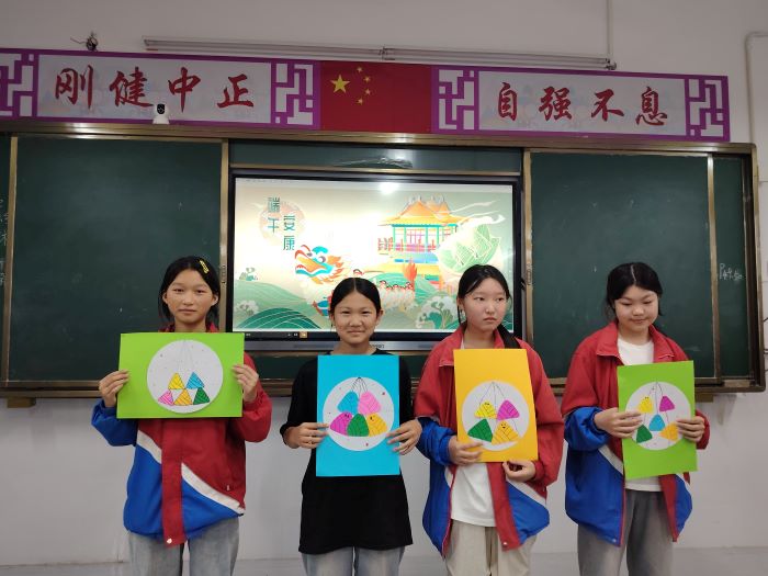 上高县镇渡中心学校：卡纸粘粽趣 端午传匠心