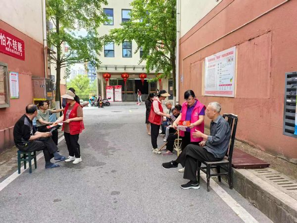 鹰潭市月湖区梅园街道东站社区开展民法典普法宣传活动