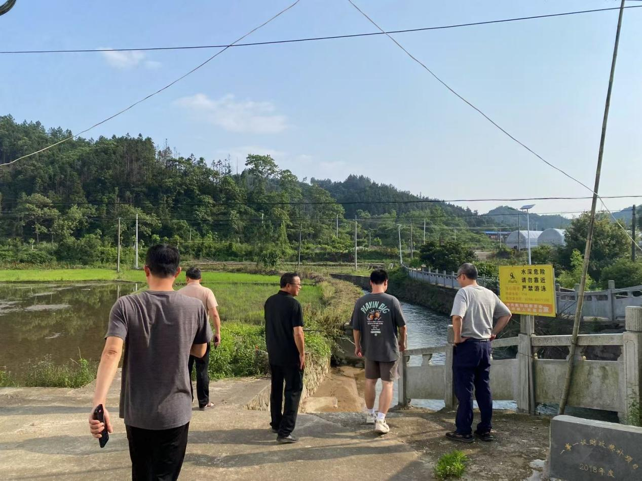 乐安县鹏州中学党支部开展校园周边安全隐患大排查行动