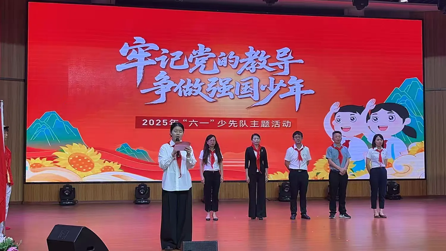 南城县泰伯小学举行“牢记党的教导，争做强国少年”少先队入队仪式