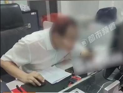 长天新闻丨江右锐评：柜员拿放大镜办公是一道“管理智慧”考题
