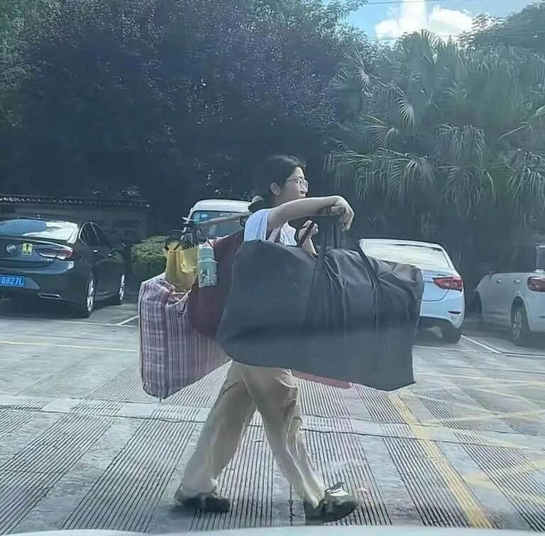 长天新闻丨江右锐评：高考后女生挑行李回家，平凡之路亦能绽放光芒
