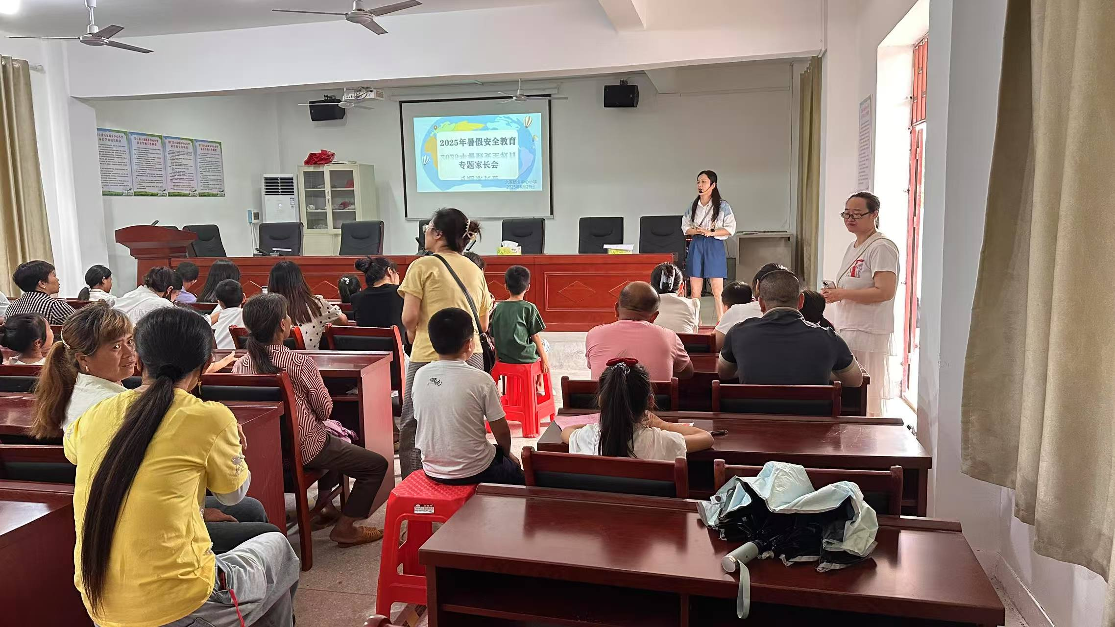 警钟长鸣 叮嘱入心——崇仁县六家桥乡中心小学关工委开展2025年暑期防溺水安全家长会