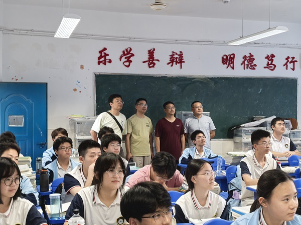 开题立题启新程，深耕细作探真知——九江三中举行高一年级研究性学习开题报告会