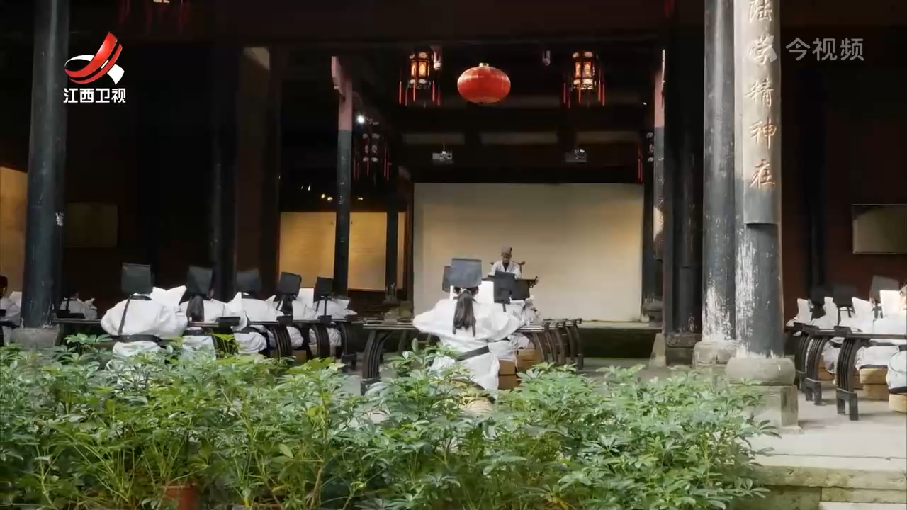 参加2025传媒年会的专家学者考察文旅融合景点
