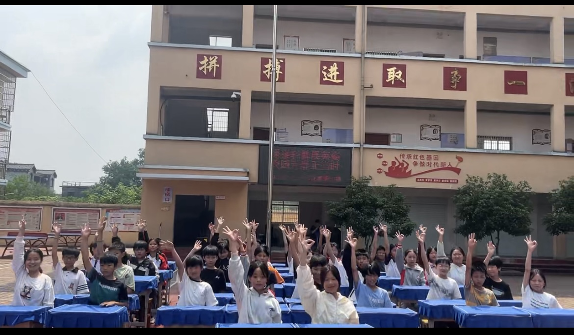 课桌轻舞展英姿 校园青春正当时——崇仁县孙坊镇中心小学关工委举办首届课桌操比赛