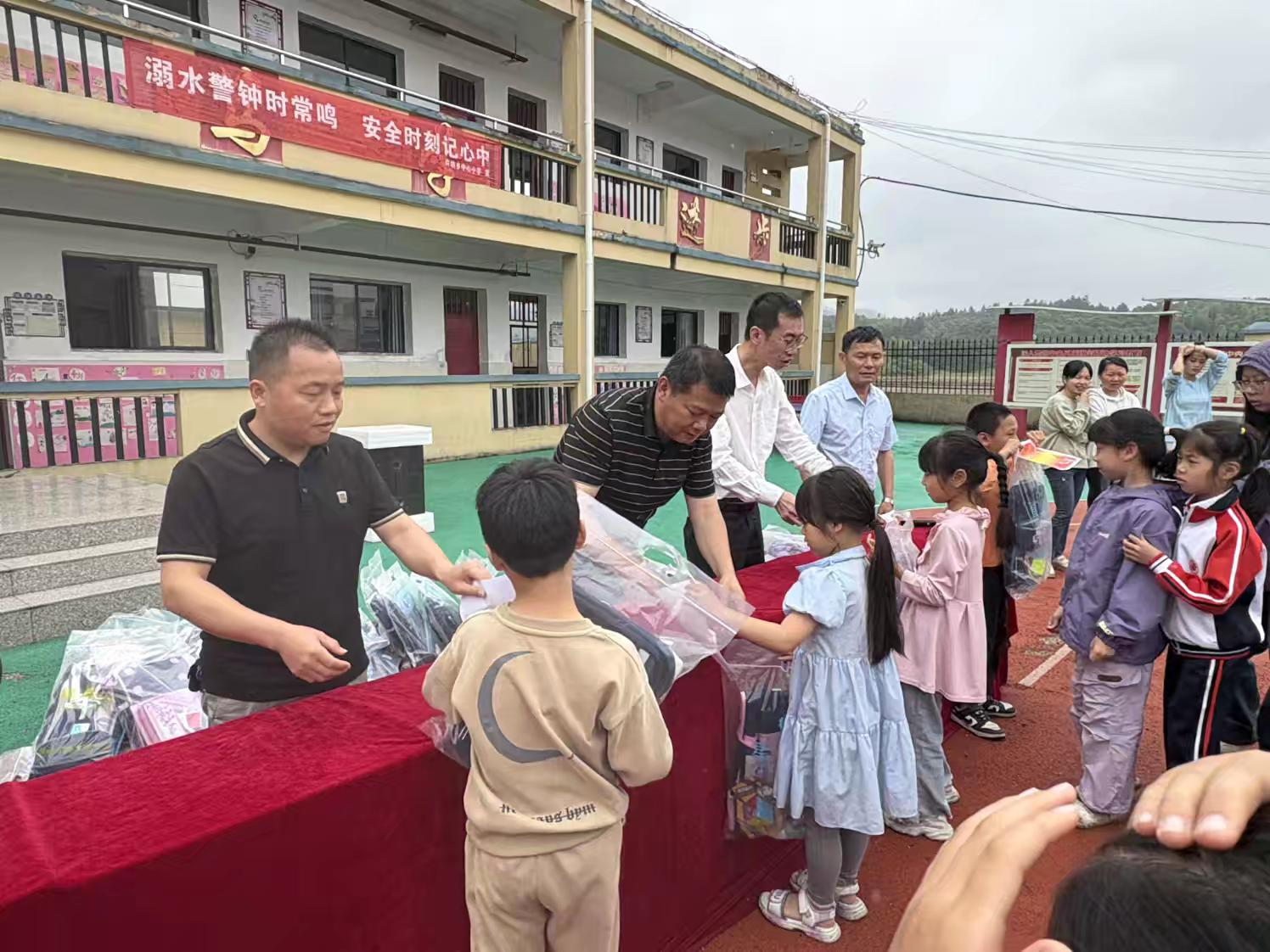 童心向党，欢乐成长——崇仁县许坊乡中心小学关工委举办“六一”儿童节优秀少先队员表彰大会暨少先队员新生入队仪式