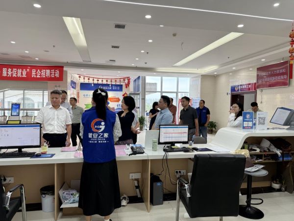 湖南省怀化市人社局赴万载县调研学习“5＋2”就业之家