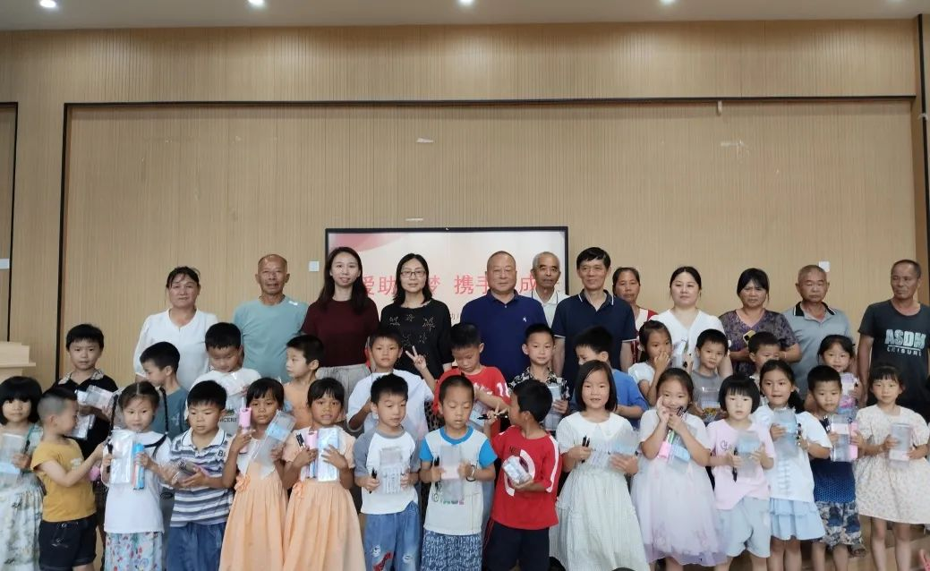 关爱助童梦 携手护成长——崇仁县高新区幼儿园关工委帮扶家庭经济困难幼儿