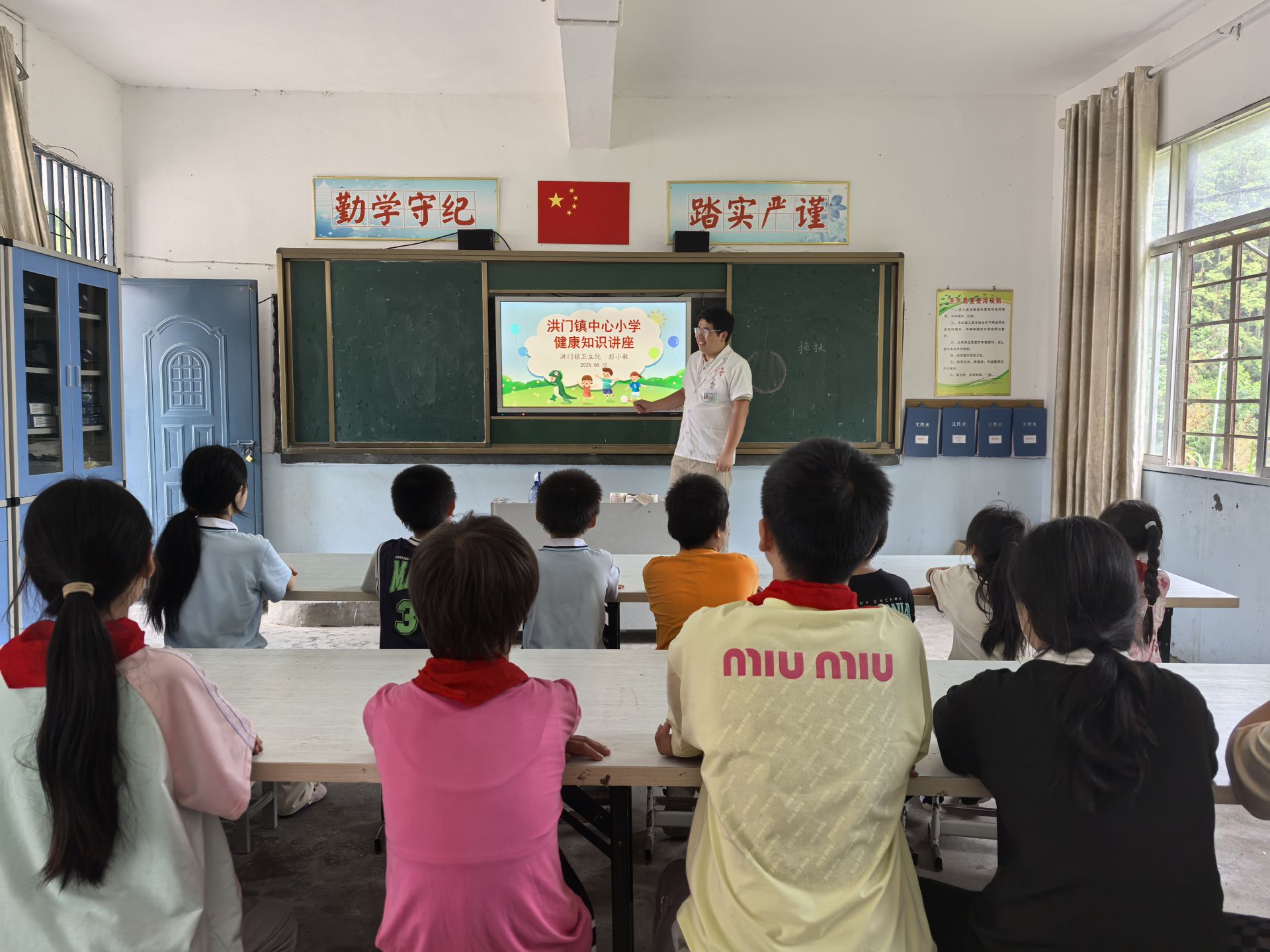 阳光成长，健康相伴——南城县洪门镇小学开展健康教育活动