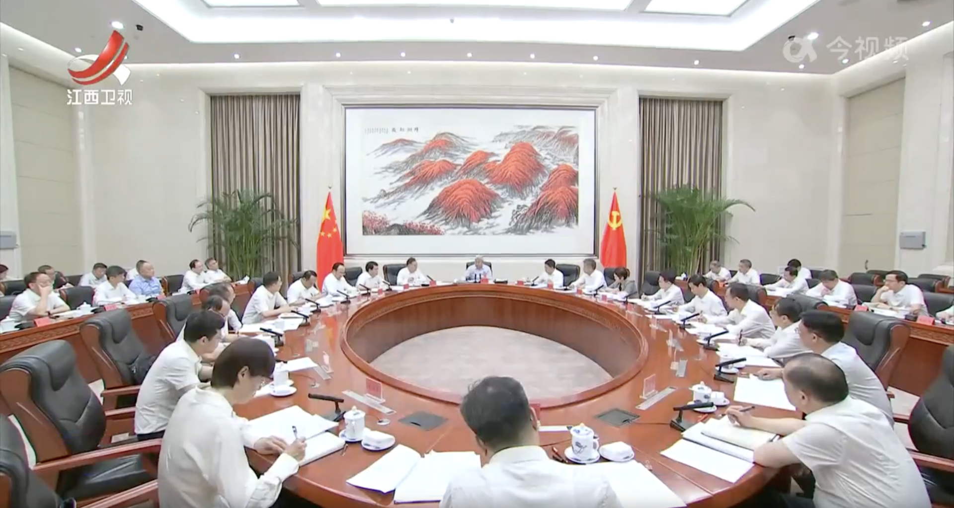 尹弘主持召开省委农村工作领导小组会议暨省耕地保护和粮食安全工作领导小组会议时强调 锚定推进乡村全面振兴建设农业强省目标 守牢粮食安全底线 加快农业农村现代化步伐 叶建春陈永奇出席
