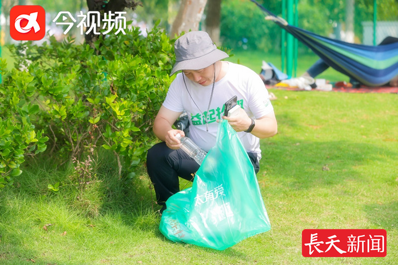 千名志愿者开展捡拾行动，塑料瓶“变身”亮相南昌