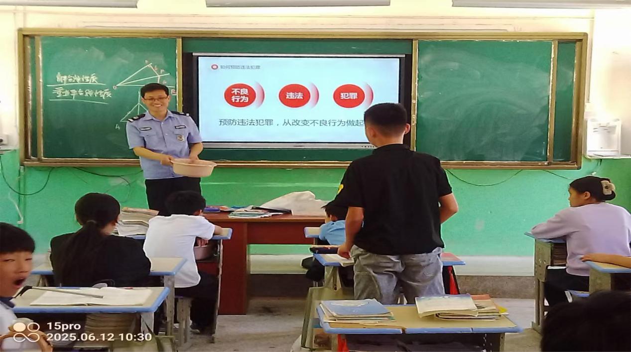 资溪县高田中学法治副校长龚志平一行二人前往高田中学开展法治讲座