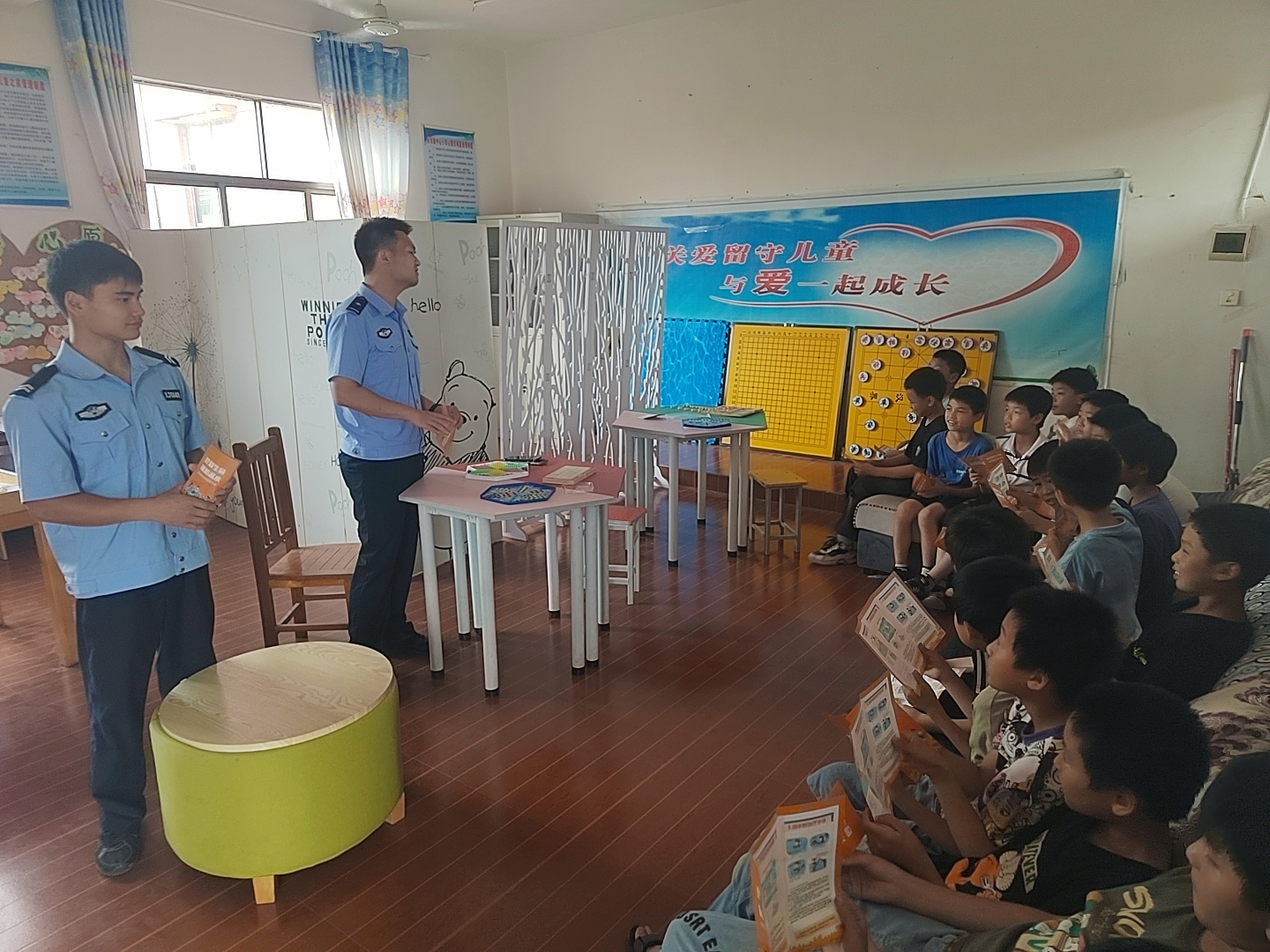 崇仁县孙坊镇中心小学邀请派出所民警开展防溺水安全教育活动