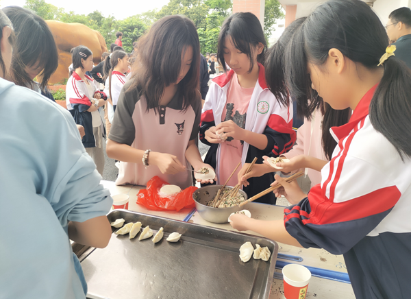  信丰县黄泥学校：烟火气里练本领  师生共烹劳动美