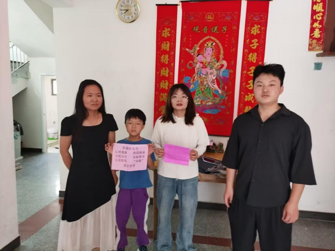筑牢学生安全防线——乐安县南村乡中心小学党支部开展暑期防溺水家访活动